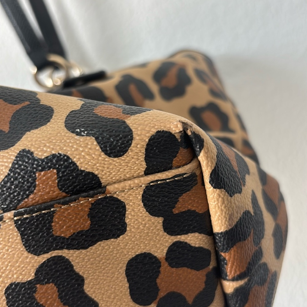🔥 *Spotlight Stealer* Coach Gallery Bag
~ Leopard Print Posh Perfection! - Picture 13 of 16